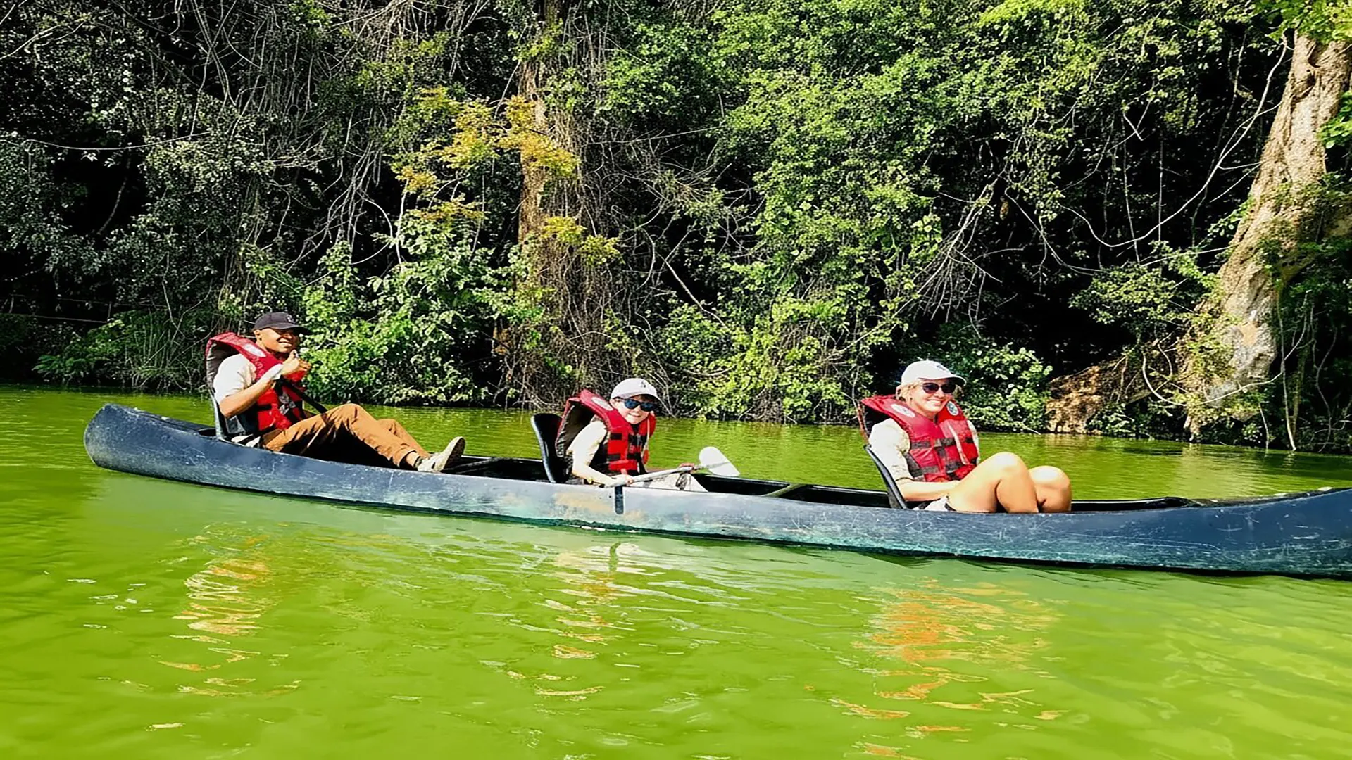 Canoa sulle acque smeraldo del lago craterico Duluti ad Arusha
